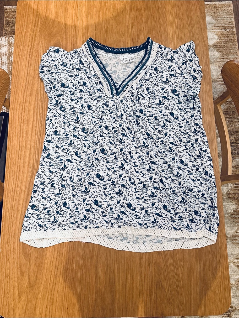 Lightweight White Floral V-Neck Blouse with Navy Detail Size Large